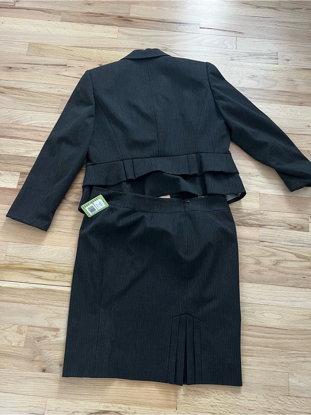 T Tahari Black Pinstripe Women's Suit Skirt and Blazer - Picture 2 of 3